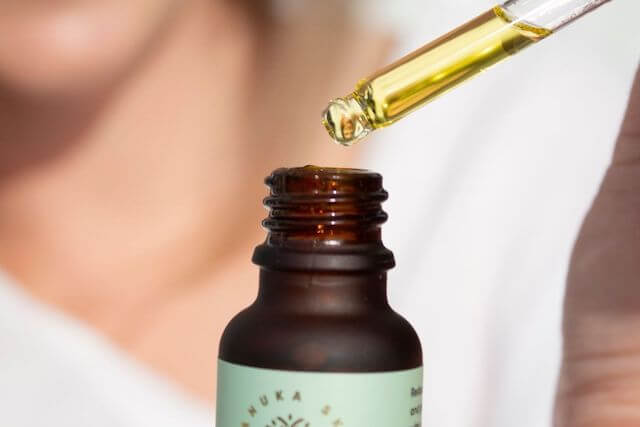 Why You Should Choose A Natural Acne Oil For Teenage Skin - ManukaRx East Cape mānuka oil for acne.